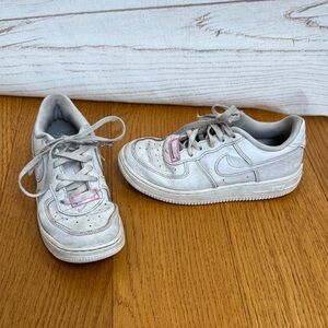Kids Youth White Sneakers Nike size 13.5C #DH2925-11 Airforce 1 Tennis Shoes